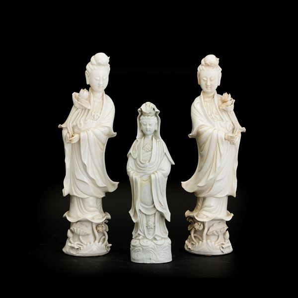 Lotto composto di tre figure in porcellana Blanc de Chine raffiguranti Guanyin con fiore e Guanyin incoronata, Cina, Dinastia Qing, XX secolo