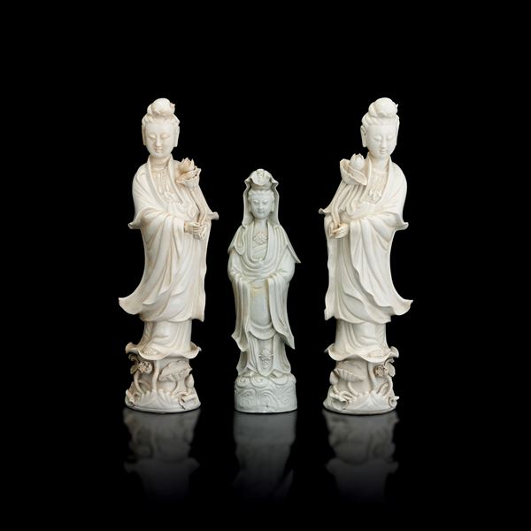 Lotto composto di tre figure in porcellana Blanc de Chine raffiguranti Guanyin con fiore e Guanyin incoronata, Cina, Dinastia Qing, XX secolo