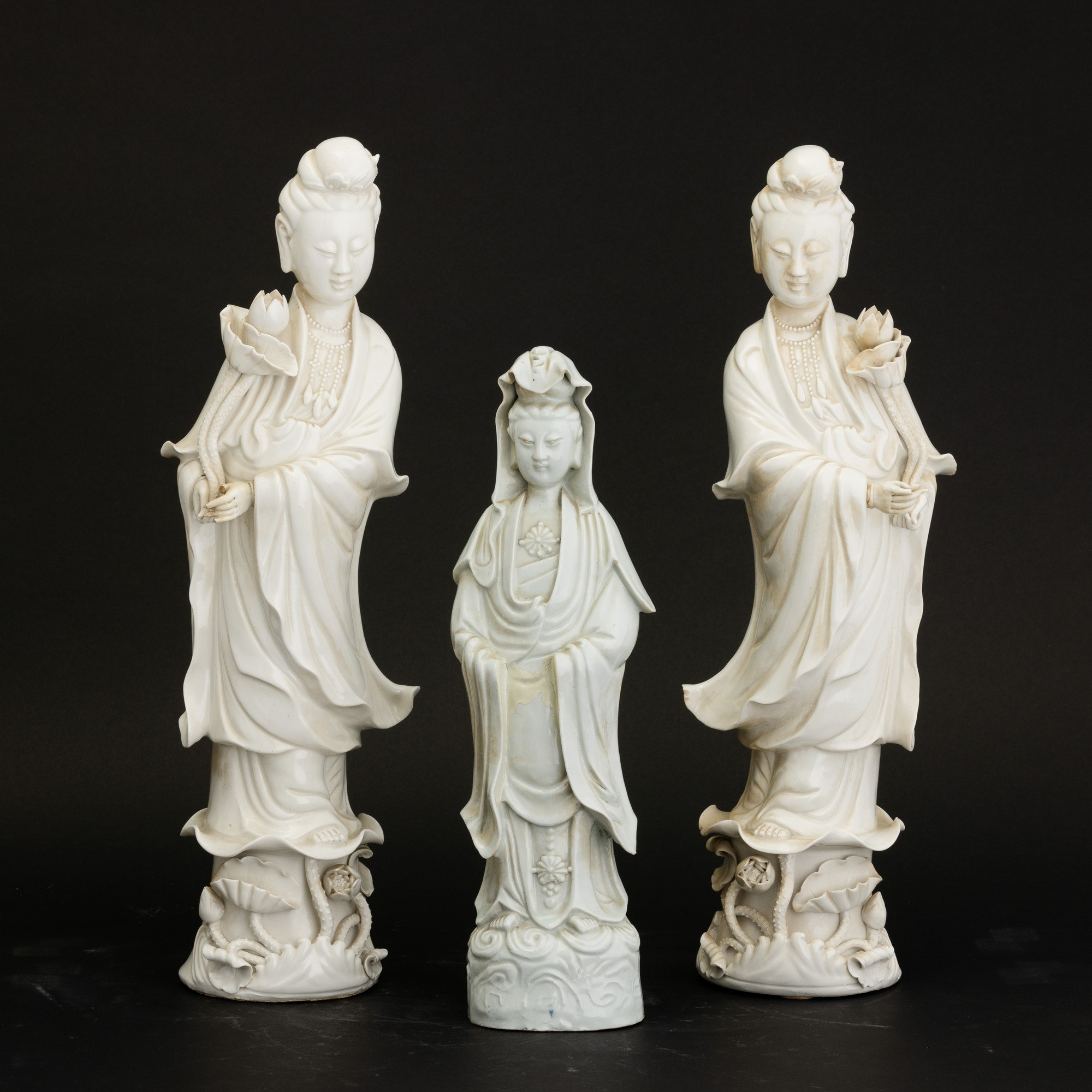 Cina (Dinastia Qing, XX secolo), Tre figure in porcellana Blanc de Chine raffiguranti Guanyin