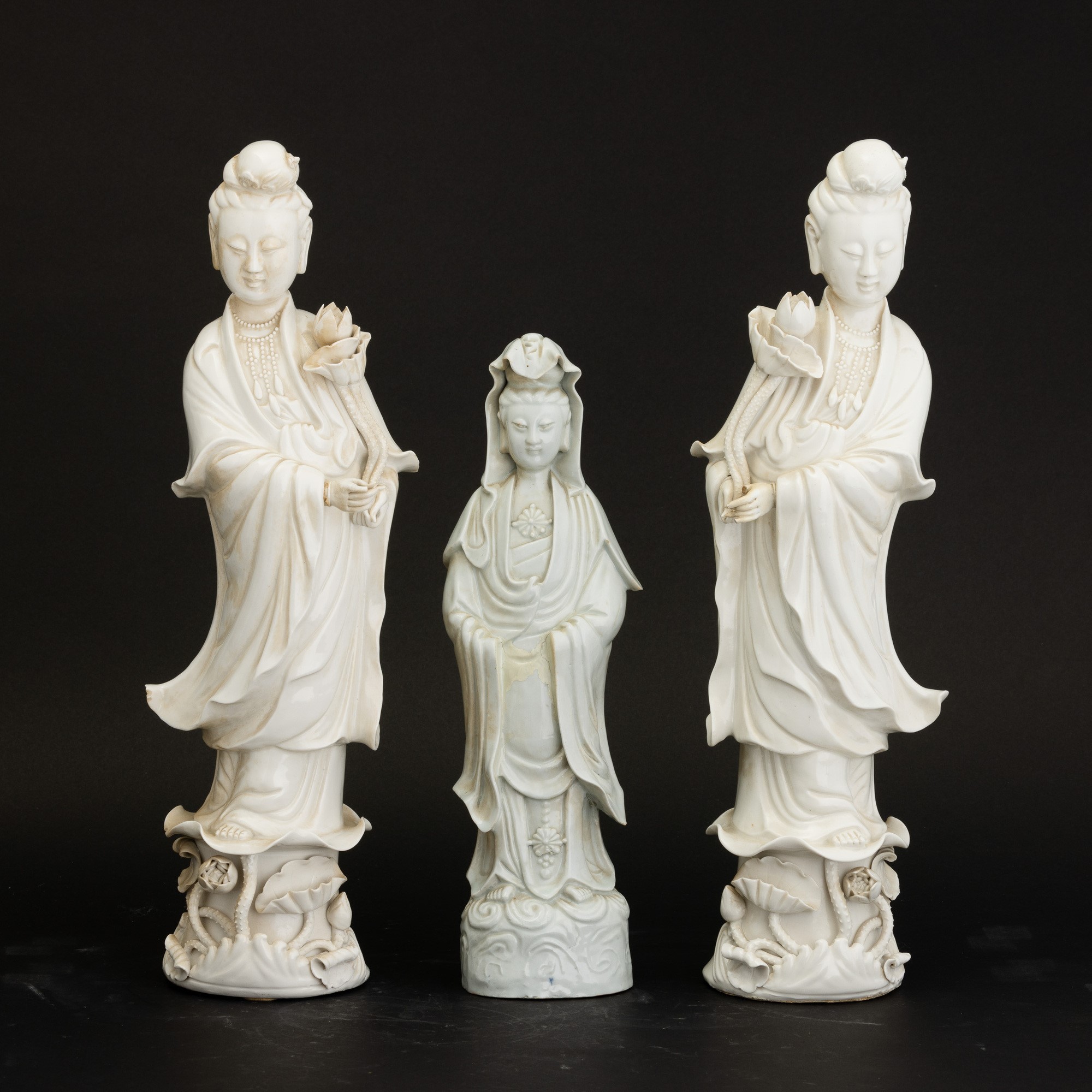 Cina (Dinastia Qing, XX secolo), Tre figure in porcellana Blanc de Chine raffiguranti Guanyin