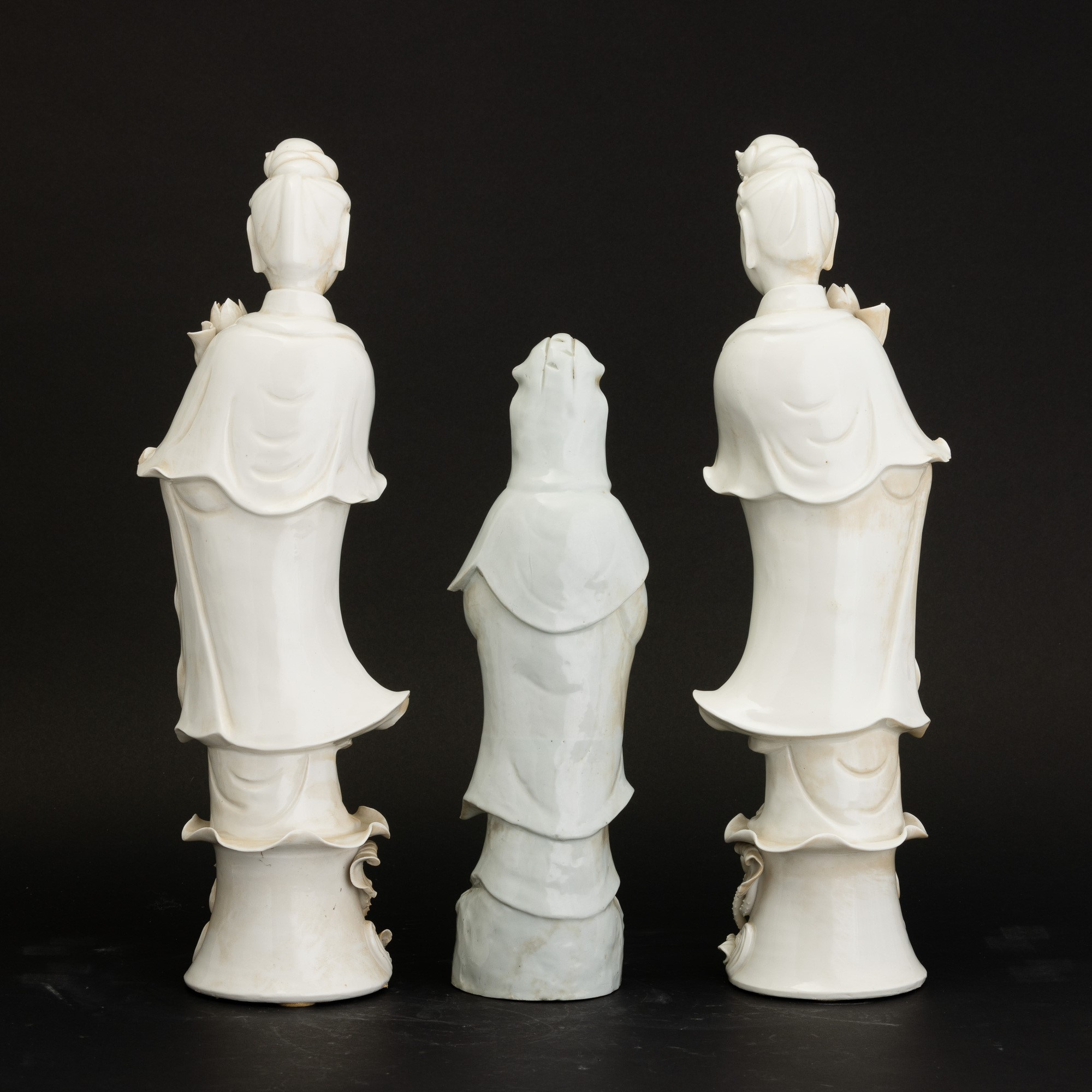 Cina (Dinastia Qing, XX secolo), Tre figure in porcellana Blanc de Chine raffiguranti Guanyin