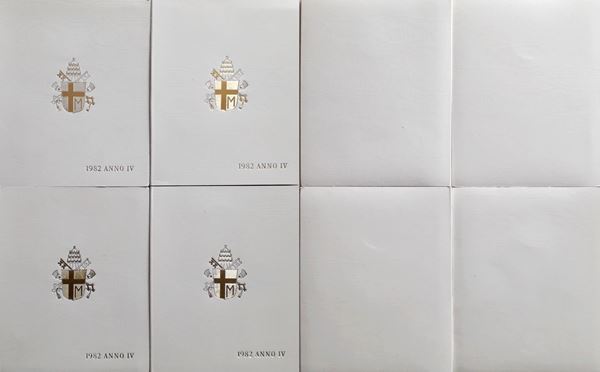 Vaticano 1982 - 4 X divisionali Lire FdC con 4 monete d’argento.
