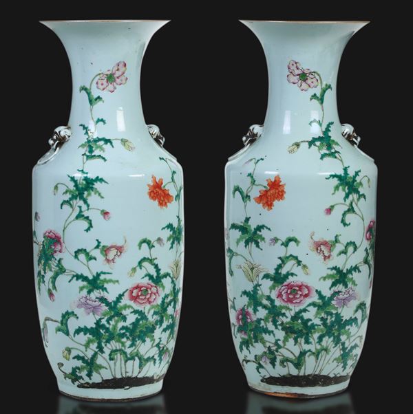 Coppia di vasi in porcellana Famiglia Rosa con decori a motivi floreali e anelli a guisa di Cane di Pho a rilievo, Cina, Dinastia Qing, XIX secolo