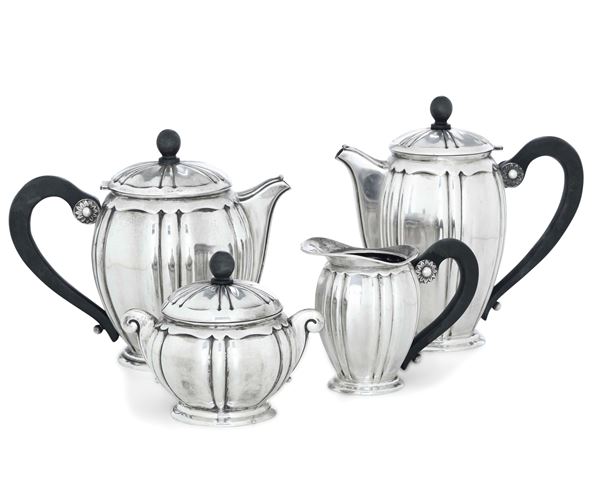 Servizio da tè e caffè. Argenteria italiana della prima metà del XX secolo, marchio con fascio littorio in uso dal 1935 al 1945, argentiere Castaudi & Gautero, Vercelli per Calderoni Milano