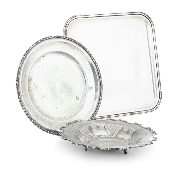 Due piatti e vassoio quadrato. Argenteria italiana del XX secolo, argentieri differenti