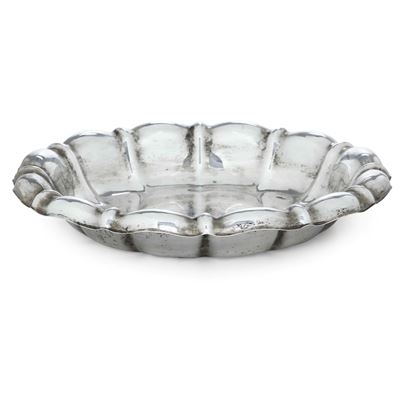 Argenteria italiana del XX secolo, Grande piatto in argento fuso e sagomato