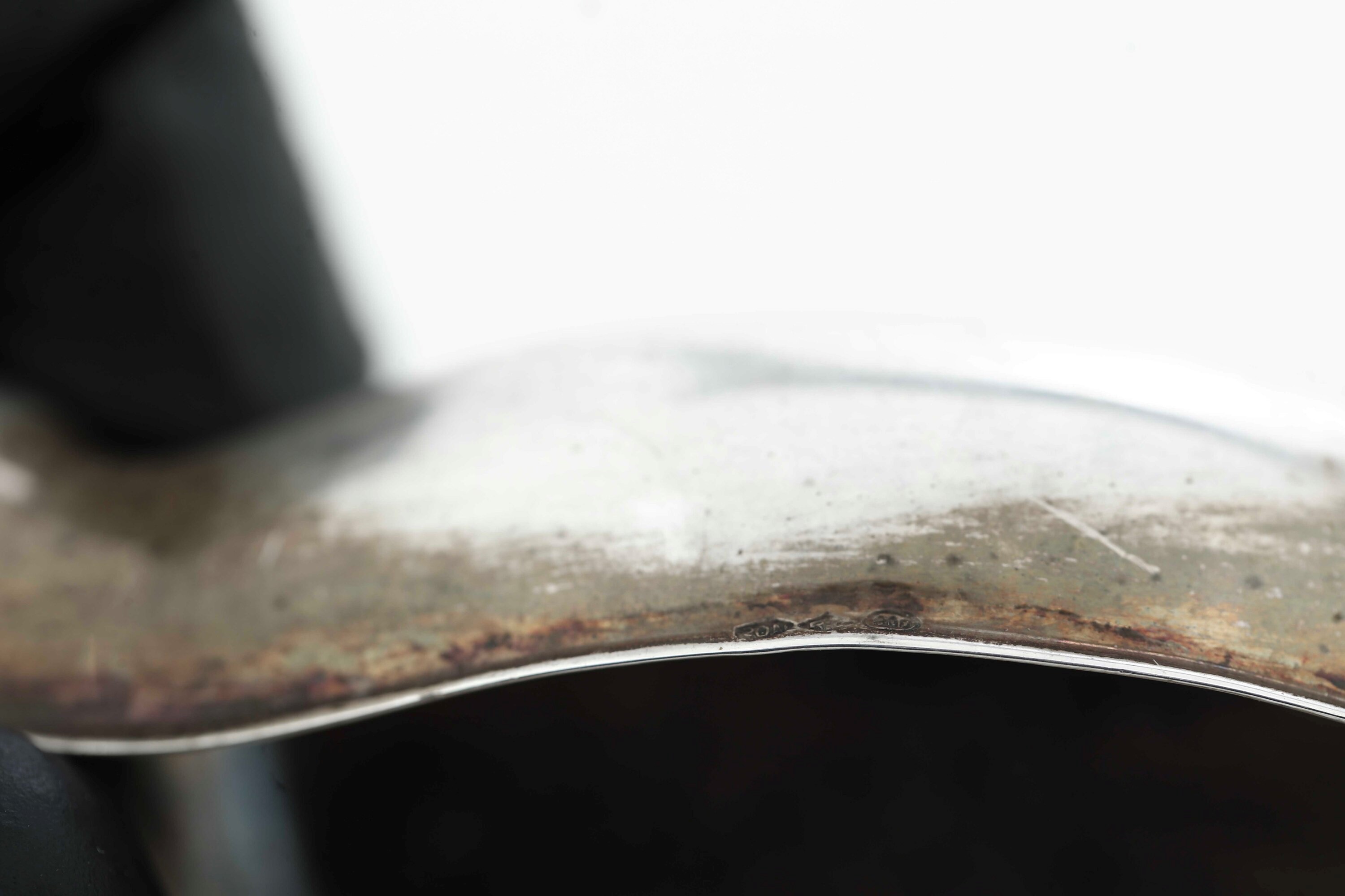 Argenteria italiana del XX secolo, Grande piatto in argento fuso e sagomato