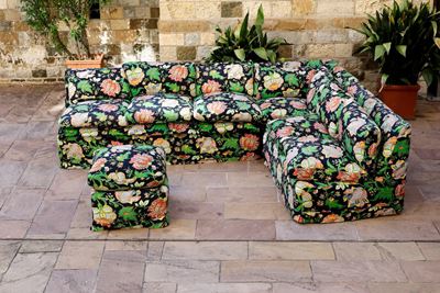Divano componibile ad angolo, con rivestimento floreale e letto estraibile