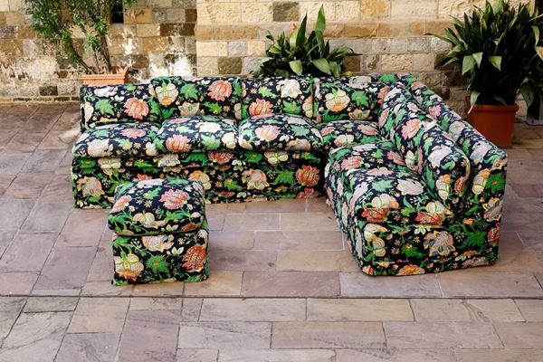 Divano componibile ad angolo con con tessuto floreale e pouf