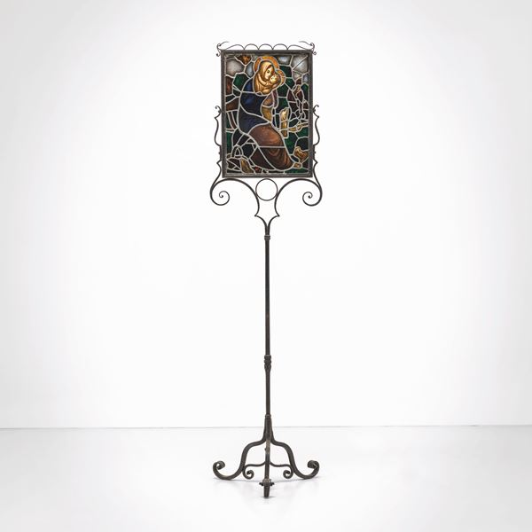 Opera in vetro a piombo con sostegno.