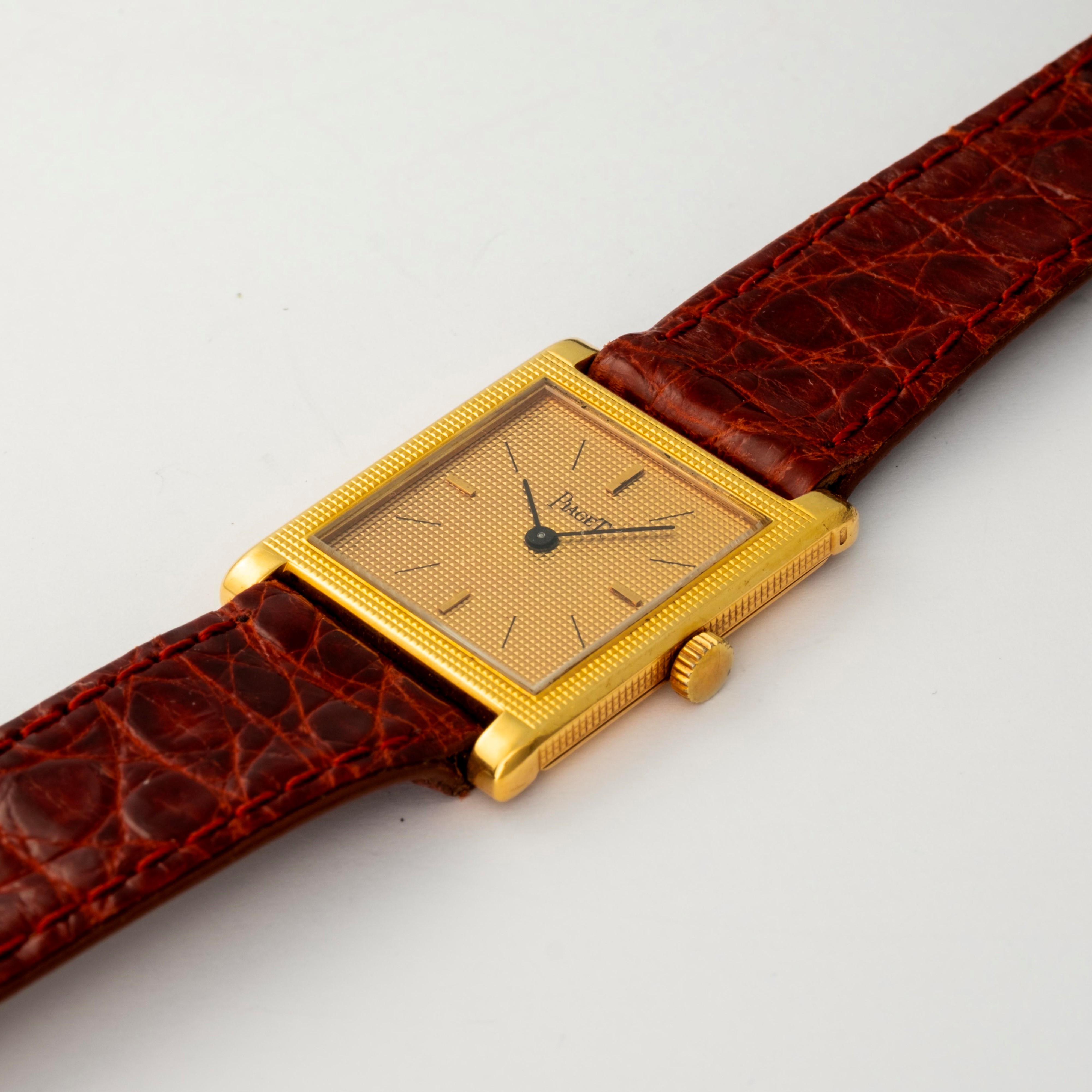 Piaget - Orologio da polso modello Tank in oro giallo 18k con quadrante champagne Clous de Paris,...