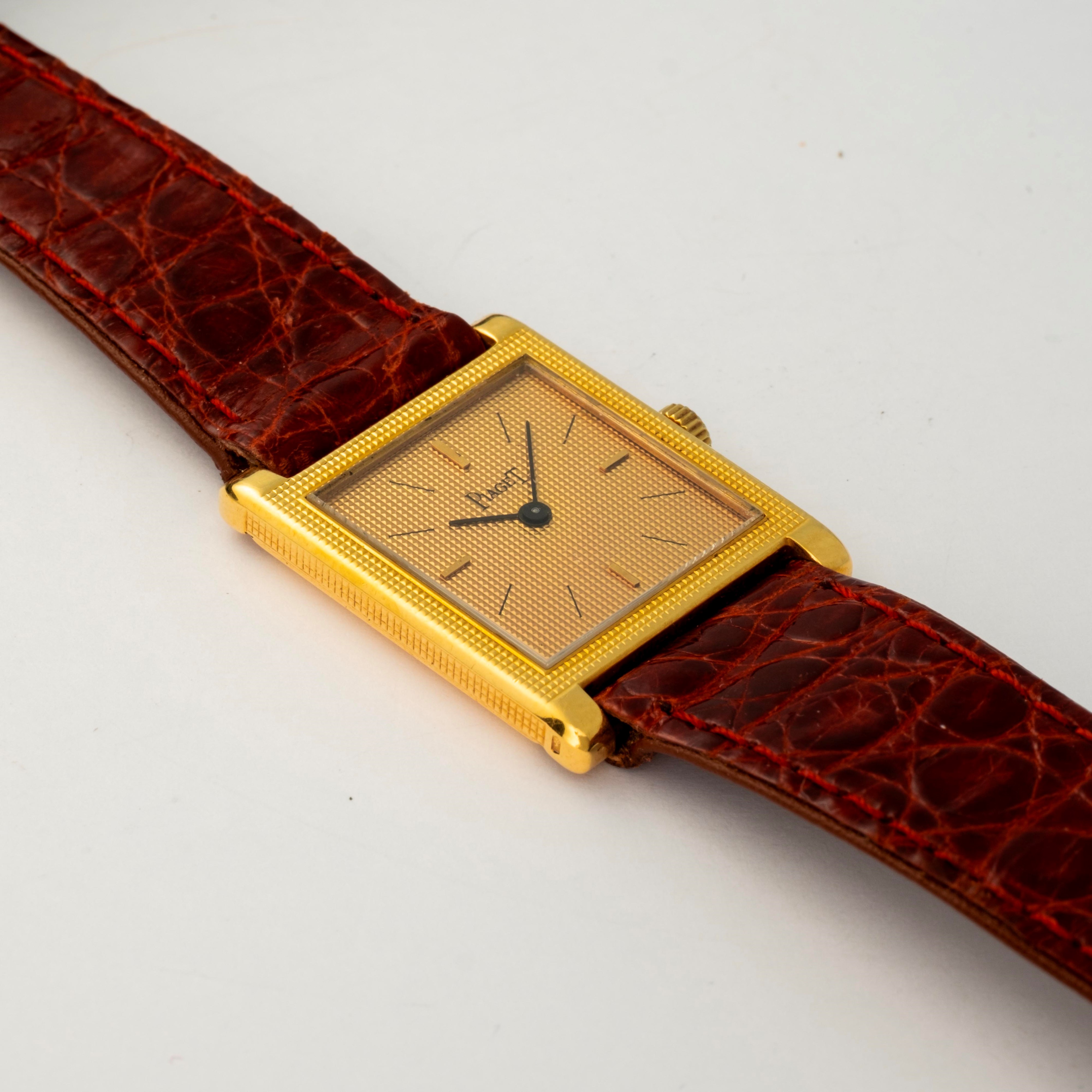 Piaget - Orologio da polso modello Tank in oro giallo 18k con quadrante champagne Clous de Paris,...