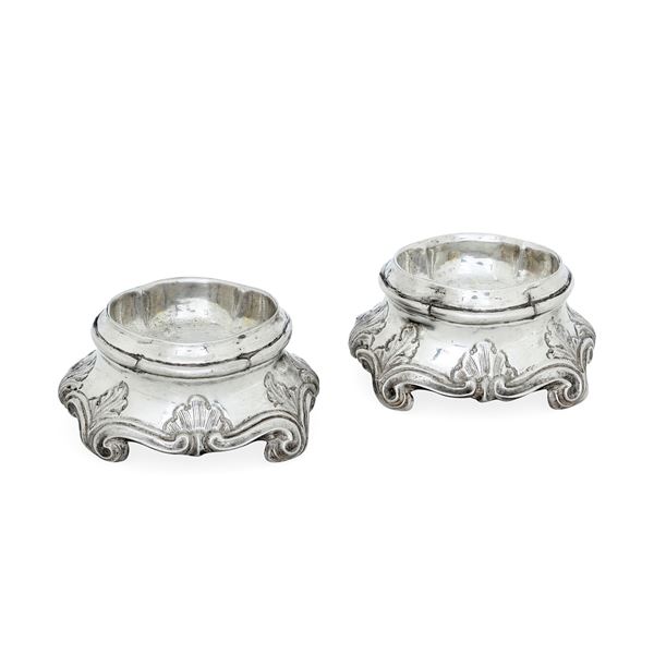 Genova, possibile XVIII secolo. Marchio di ricontrollo con croce mauriziana e delfino Coppia di saliere