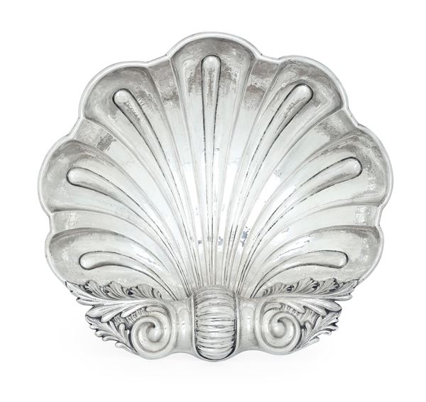 Centrotavola a foggia di conchiglia. Argenteria artistica italiana del XX secolo