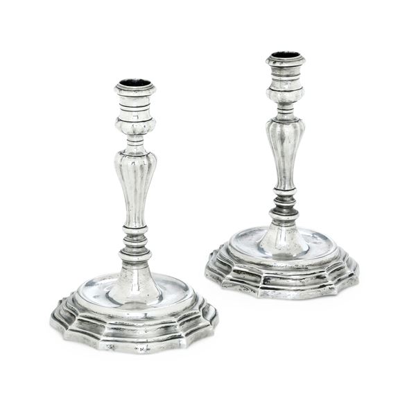 Toscana (Firenze?), seconda metà del XVIII secolo (marchi consunti di difficile lettura) Coppia di candelieri