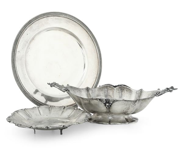 Lotto composto da un piatto e da due centrotavola. Argenteria italiana del XX secolo; i due centrotavola marchiati con bollo con fascio littorio in uso dal 1935 al 1945