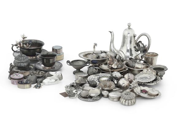 Lotto di bomboniere alcune in argento e una teiera