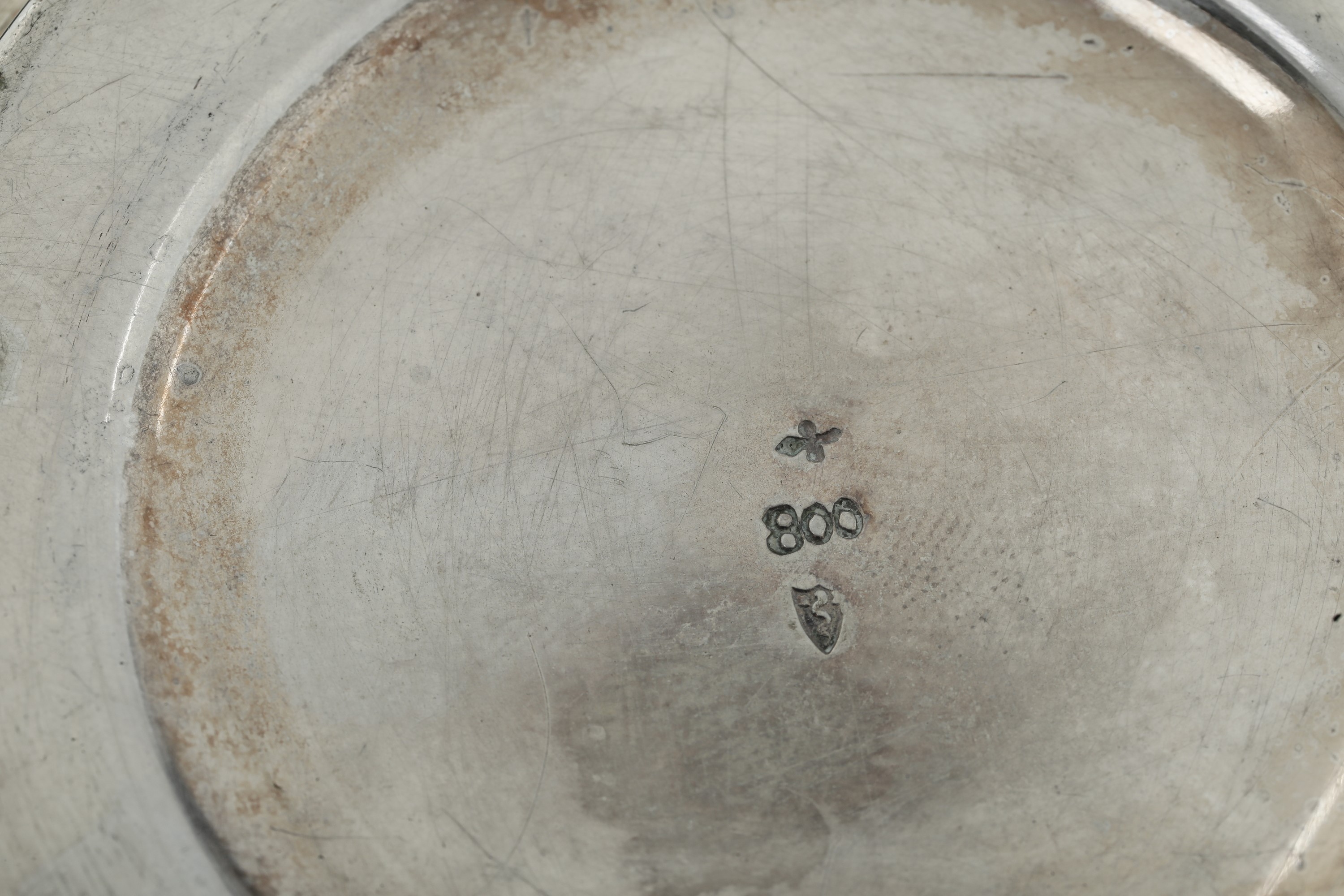 Lotto di bomboniere in argento fuso e sagomato e teiera, complesso di oggetti decorativi