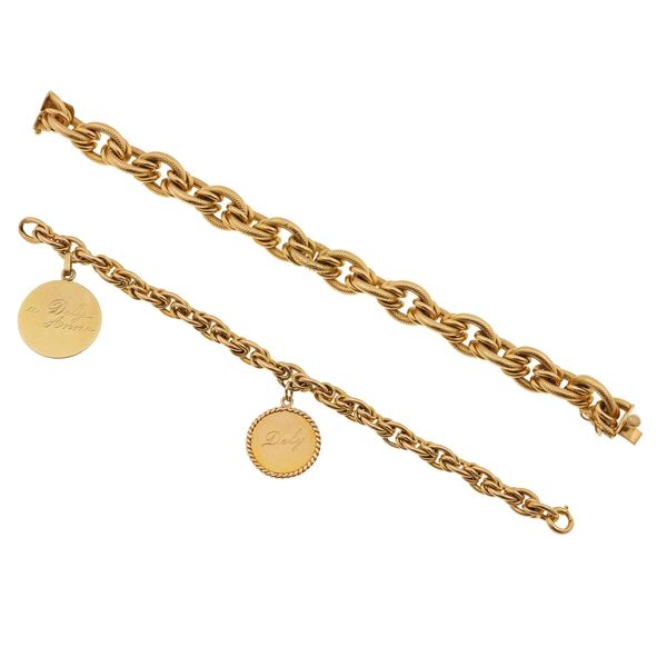 Lotto composto da due bracciali, uno con medaglie