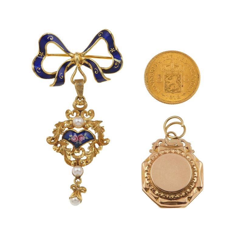 Lotto composto da una spilla con smalti policromi, un pendente ed una moneta  - Asta Gioielli - Cambi Casa d'Aste