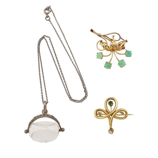 Lotto composto da un pendente con cristallo di rocca e due due spille