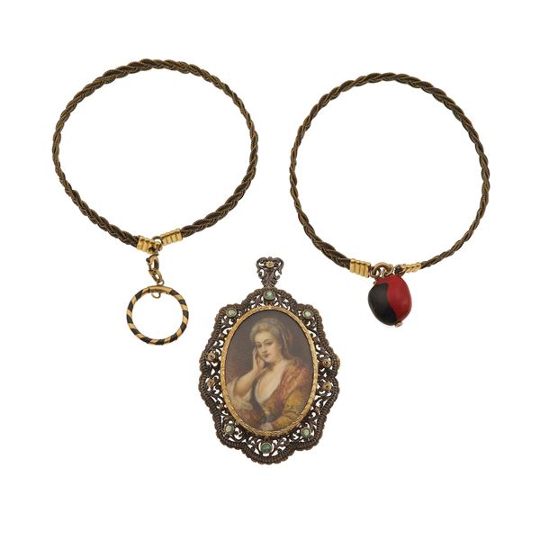 Lotto composto da due bracciali ed una spilla/pendente con miniatura e piccoli smeraldi