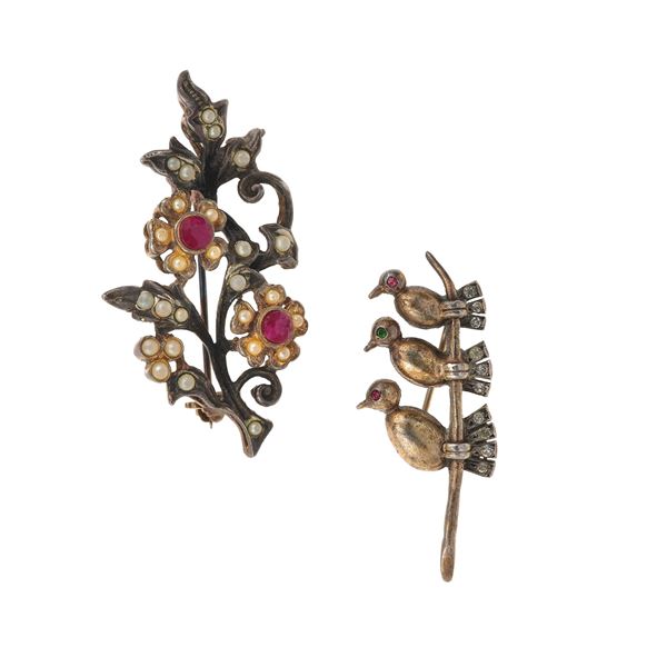 Due piccole spille con perle e paste vitree