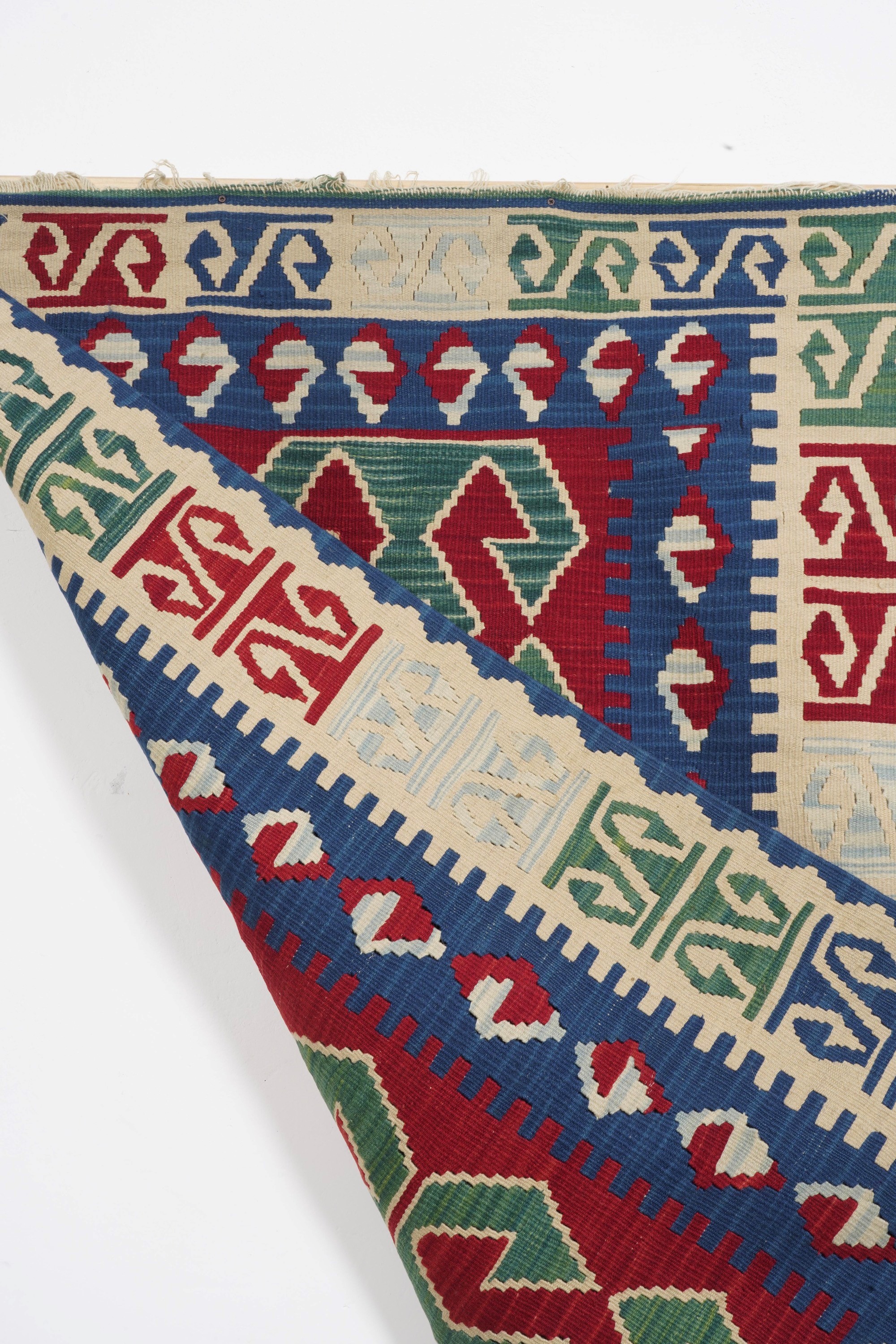 Kilim, XX secolo, campo rosso con ampia bordura bianca