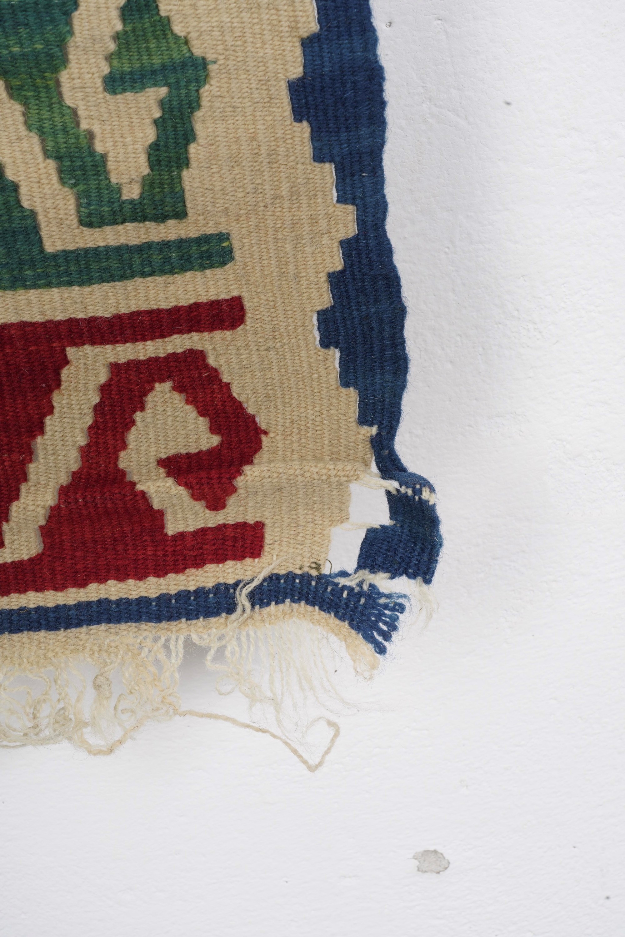 Kilim, XX secolo, campo rosso con ampia bordura bianca