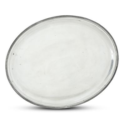 Argenteria italiana del XX secolo, Vassoio in argento fuso e sagomato