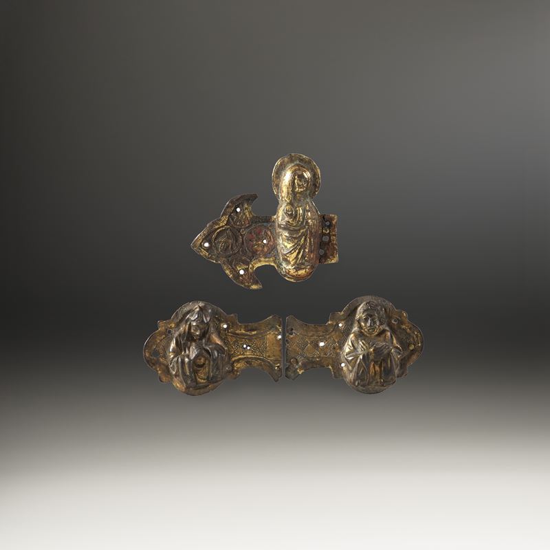 Tre figure da croce astile. Oreficeria gotica, XIV-XV secolo  - Auction Sculpture and Works of Art - Cambi Casa d'Aste