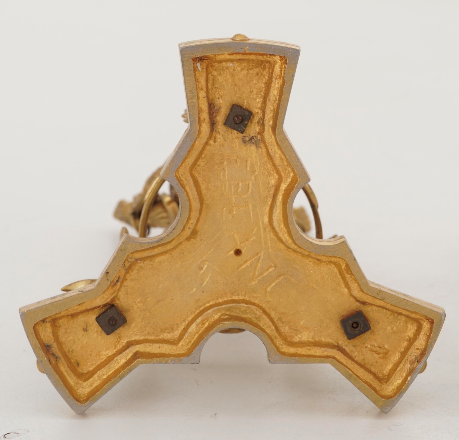 Coppia di candelieri in metallo dorato, decorazione neoclassica (XX secolo)