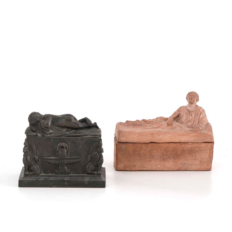 Due contenitori a foggia di sarcofago archeologico  - Asta Oggetti d'Arte - La Wunderkammer di Ettore Mocchetti - Cambi Casa d'Aste