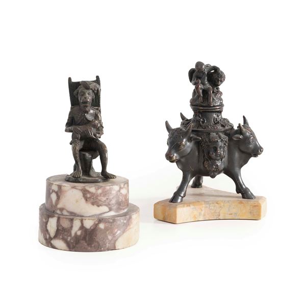 Un calamaio in stile rinascimentale e una piccola scultura maschile