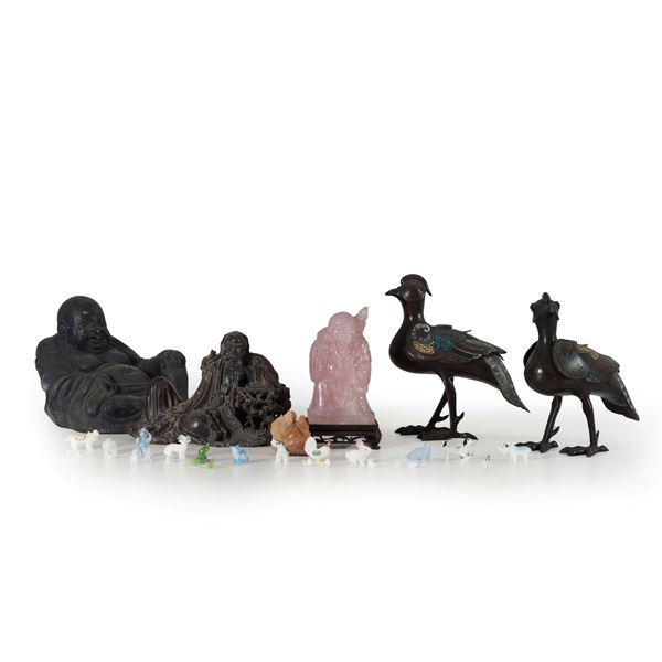 Collezione di sculturine orientali di diversa foggia e materiale