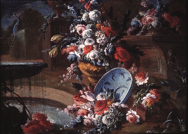 Composizione di fori e porcellane in un giardino con fontana e pavone