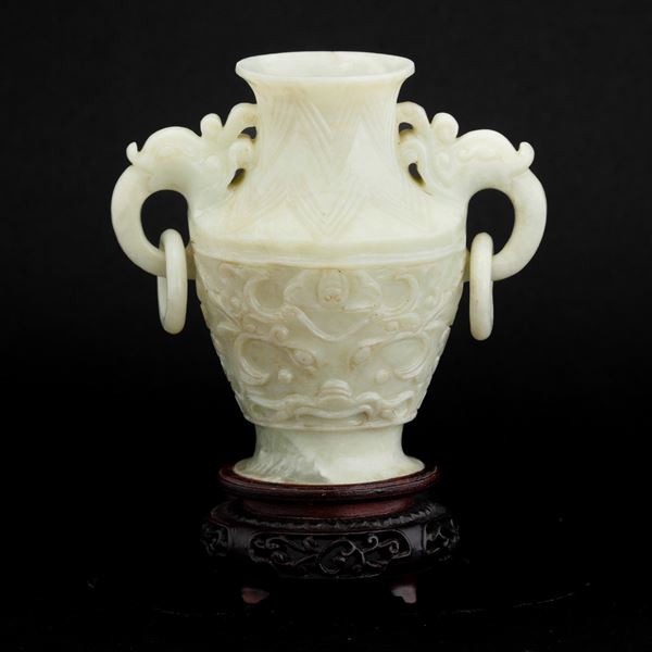 Vaso in giada biansato a guisa di pesci con motivi floreali a rilievo, Cina, Dinastia Qing, XIX secolo
