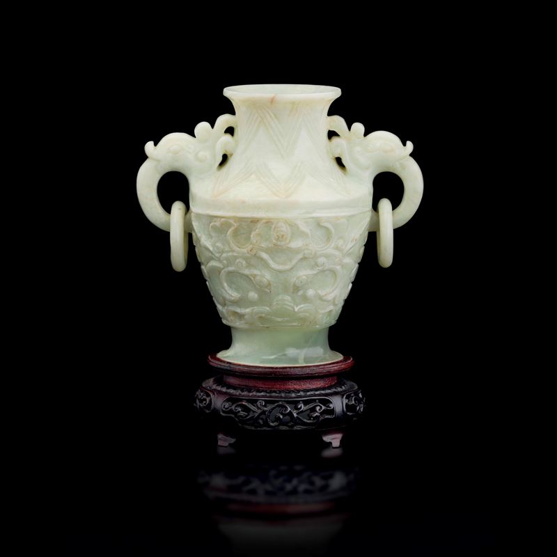 Vaso in giada biansato a guisa di pesci con motivi floreali a rilievo, Cina, Dinastia Qing, XIX secolo  - Auction Fine Asian Works of Art - Cambi Casa d'Aste