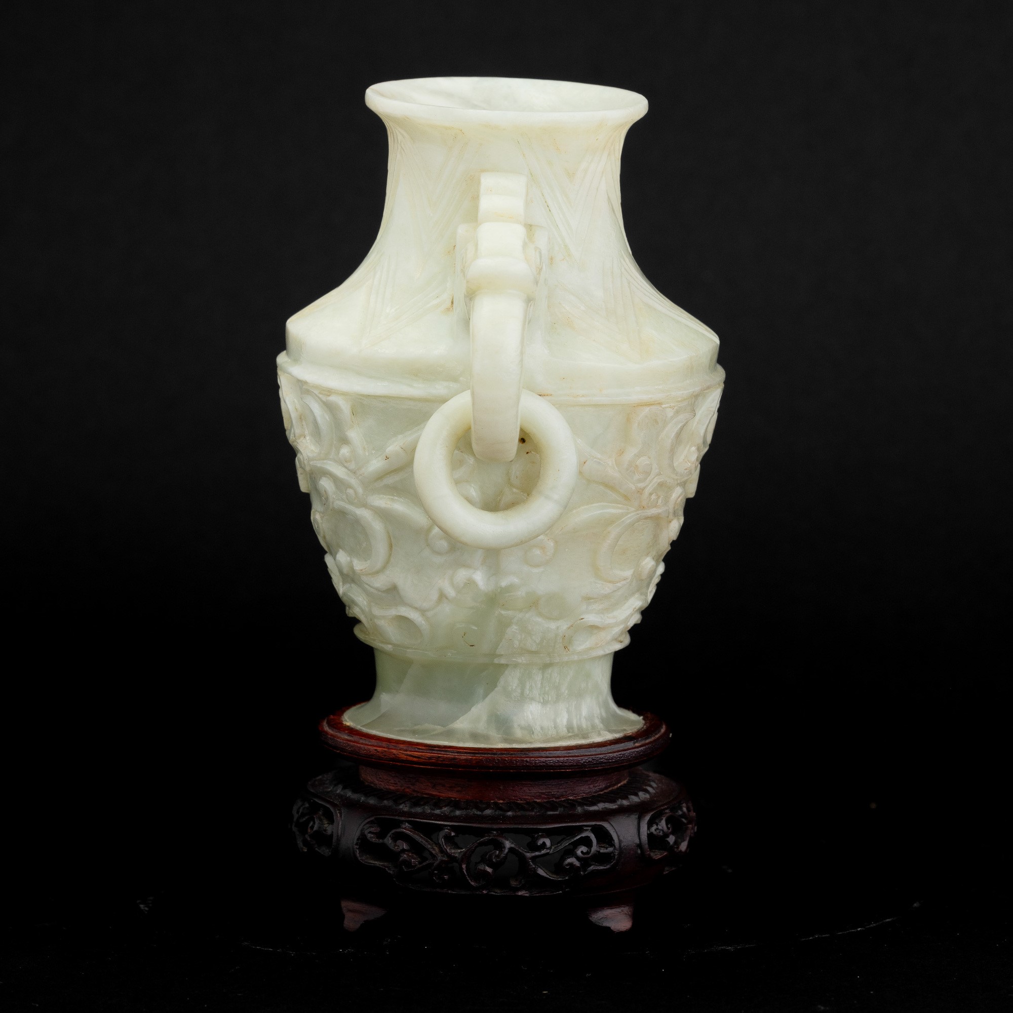 Vaso in giada biansato a guisa di pesci con motivi floreali a rilievo, Cina, Dinastia Qing, XIX s...