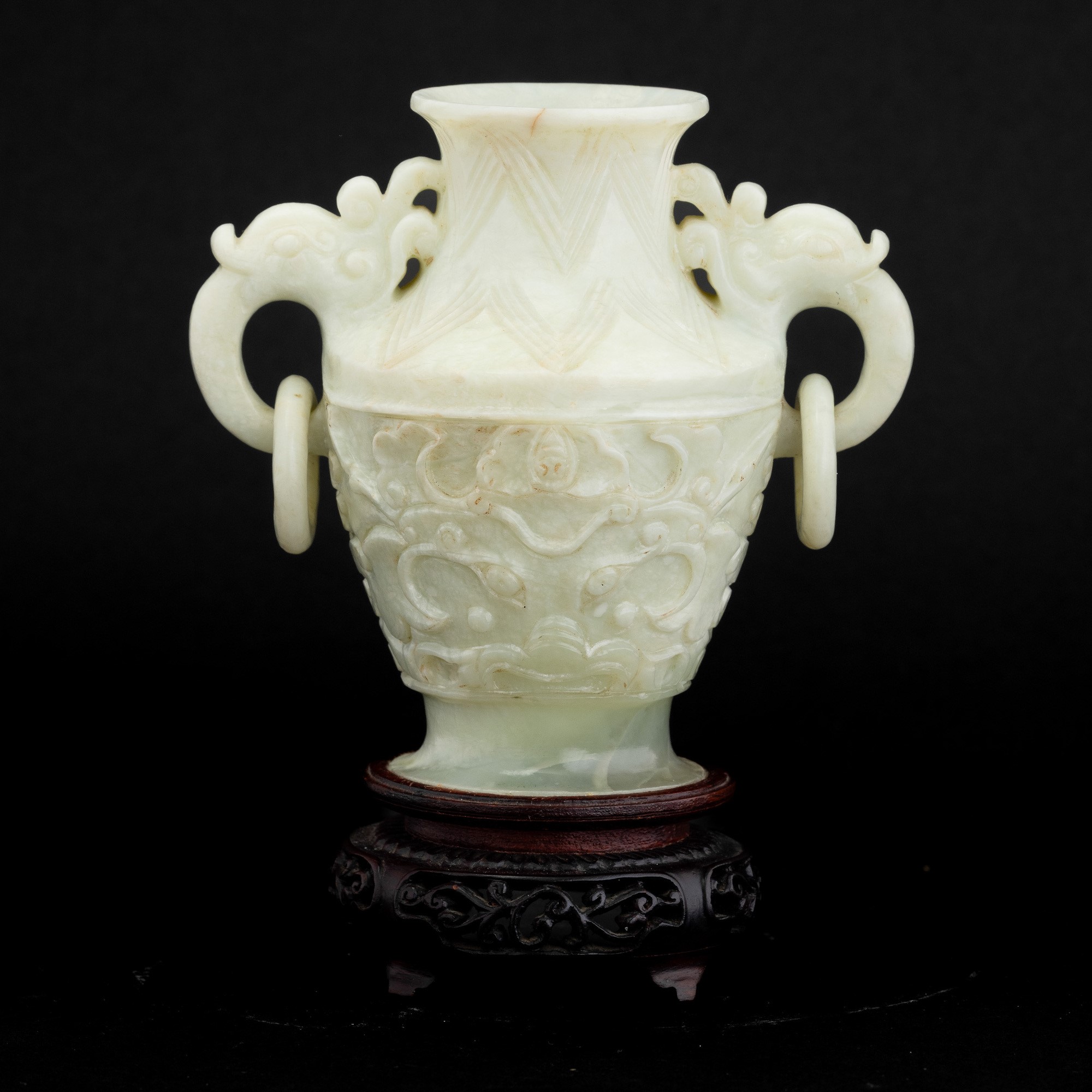 Vaso in giada biansato a guisa di pesci con motivi floreali a rilievo, Cina, Dinastia Qing, XIX s...