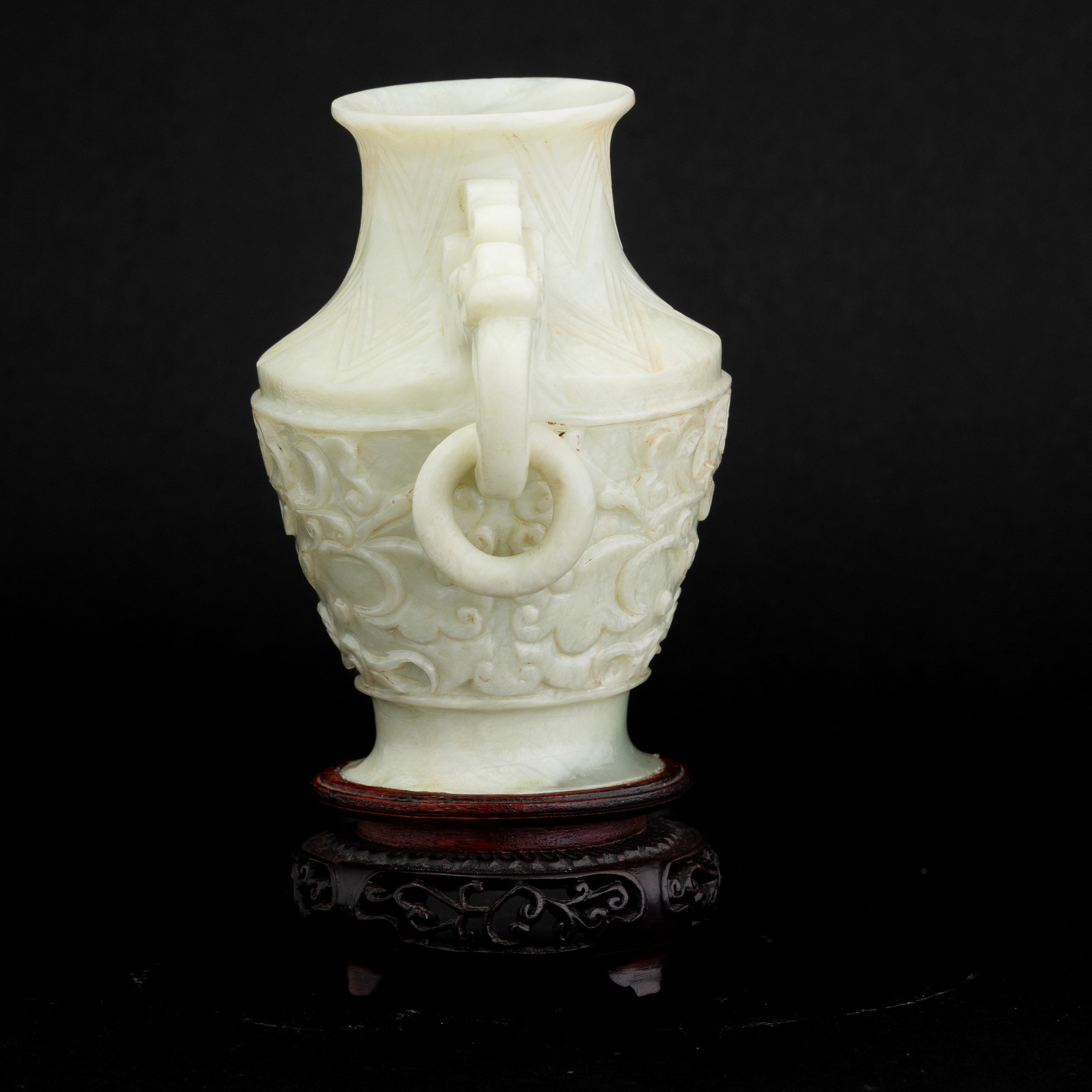 Vaso in giada biansato a guisa di pesci con motivi floreali a rilievo, Cina, Dinastia Qing, XIX s...