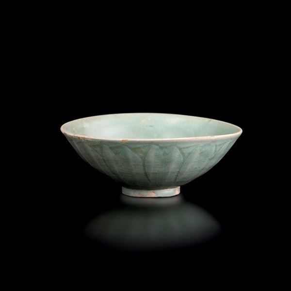 Coppa in terracotta Celadon a decori vegetali, Cina, Dinastia Ming (1368-1644)