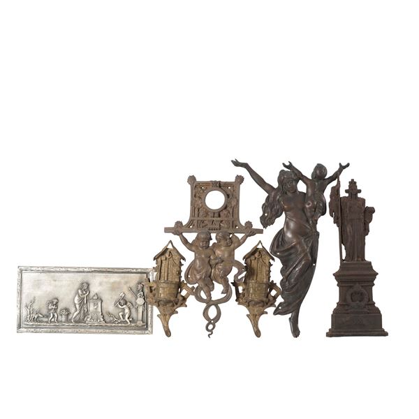 Lotto di quattro rilievi decorativi in metallo