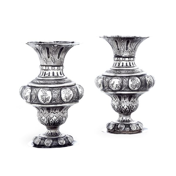 Veneto XVIII secolo, marchio con leone di San Marco Coppia di vasi