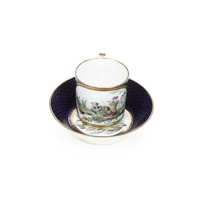 Alla maniera di Sèvres, Tazza con piattino in porcellana, marchi a inchiostro blu (circa 1790)