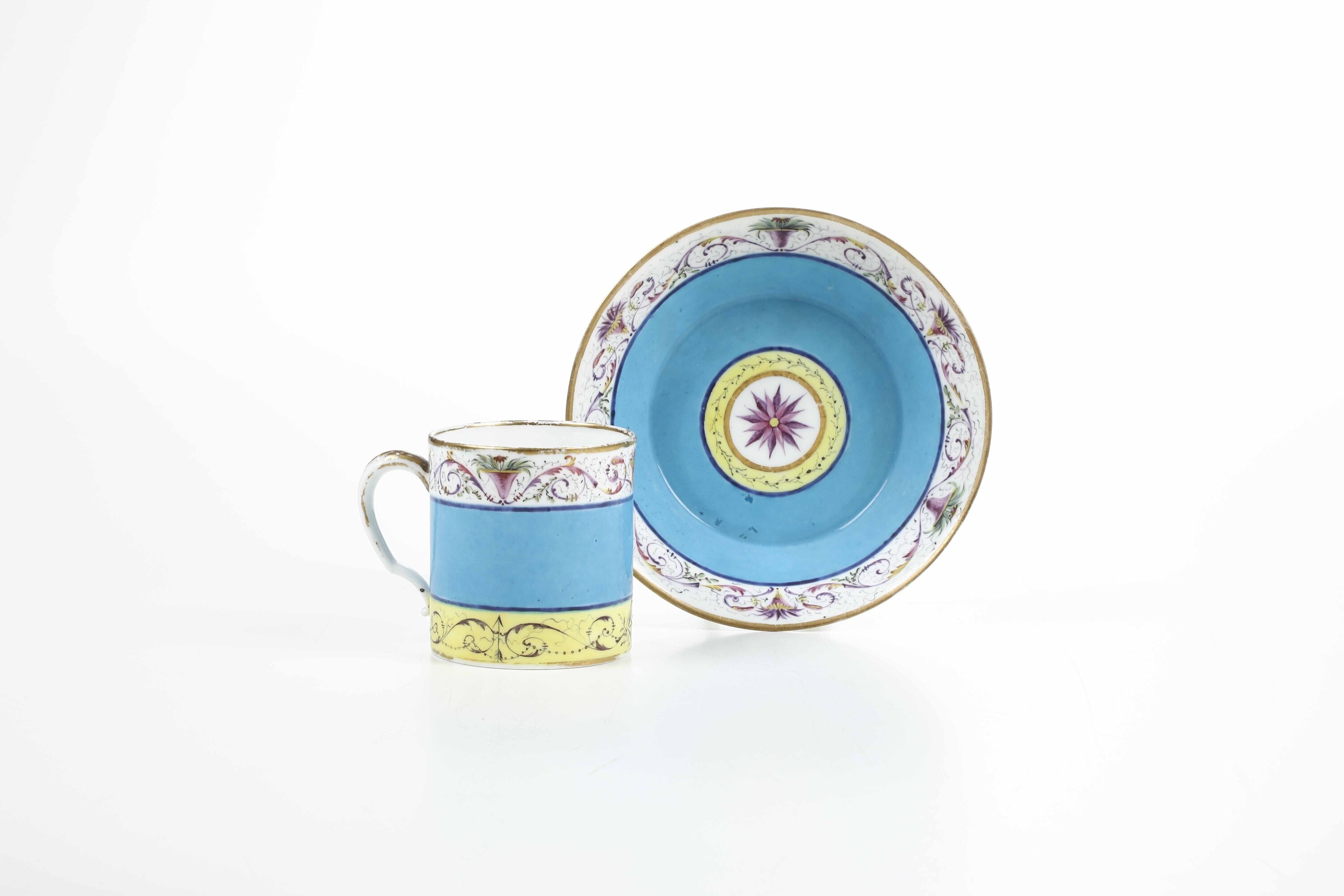 Tazza con piattino. Francia, Manifattura di Sèvres, fine del XVIII secolo.