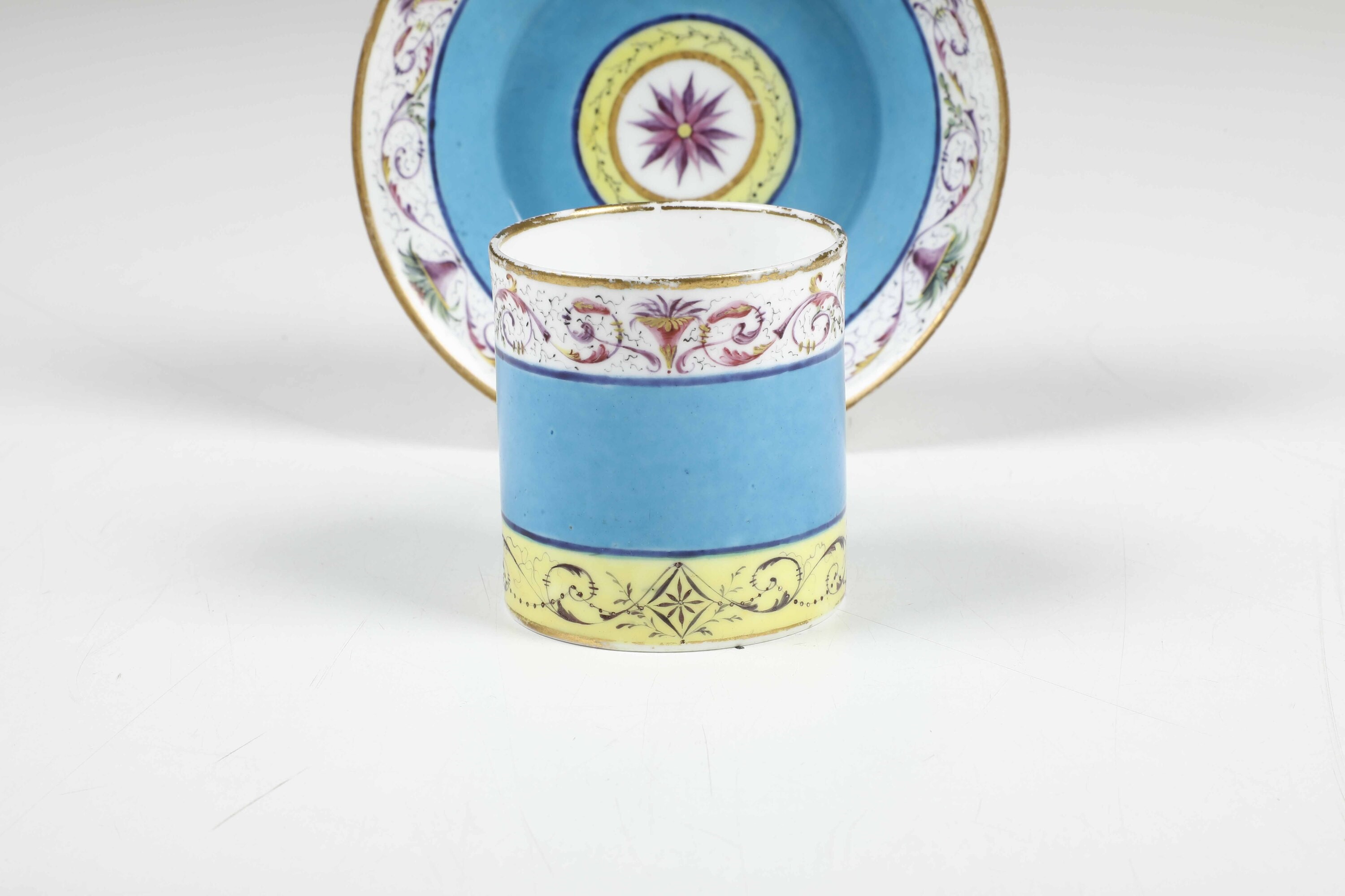 Tazza con piattino. Francia, Manifattura di Sèvres, fine del XVIII secolo.