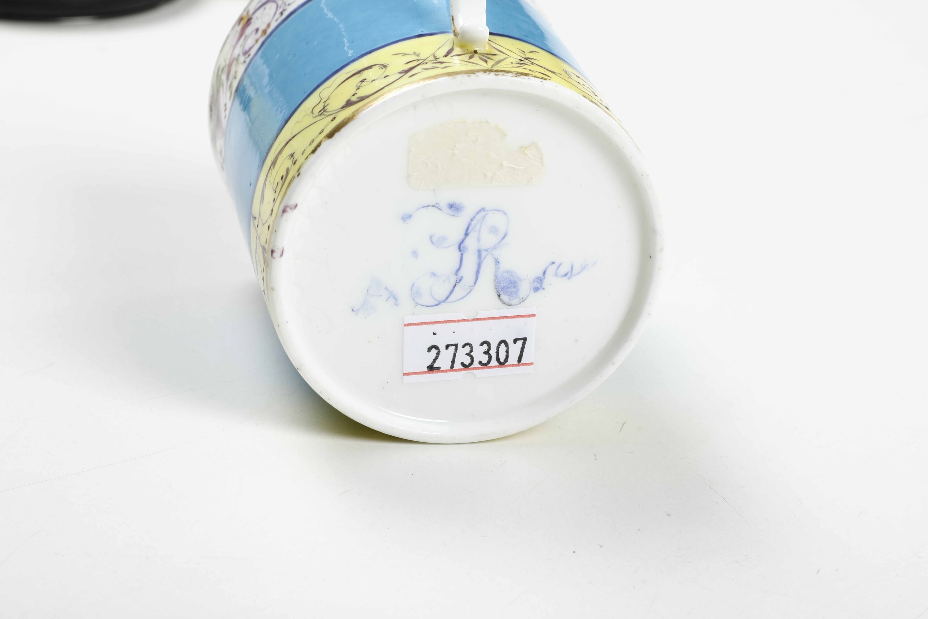 Tazza con piattino. Francia, Manifattura di Sèvres, fine del XVIII secolo.