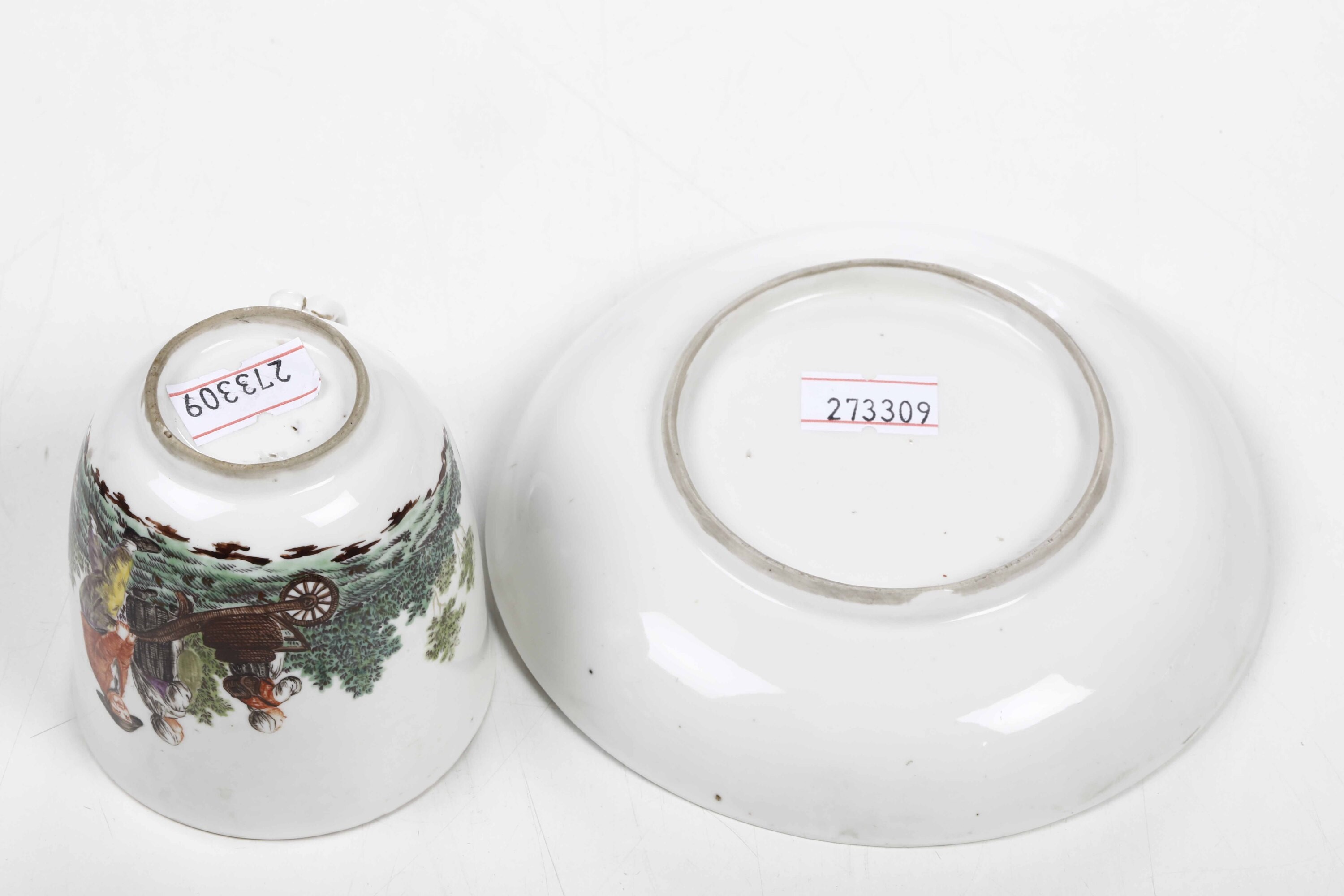 Manifattura di Nymphenburg, Tazza con piattino in porcellana, decorazione policroma (1765-1770)