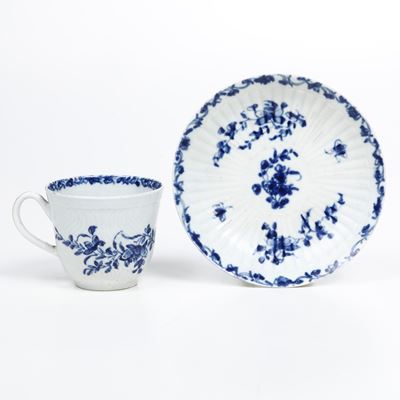 Manifattura di Bristol, tazza e piattino in porcellana, decorazione monocroma blu (c. 1770-1780)